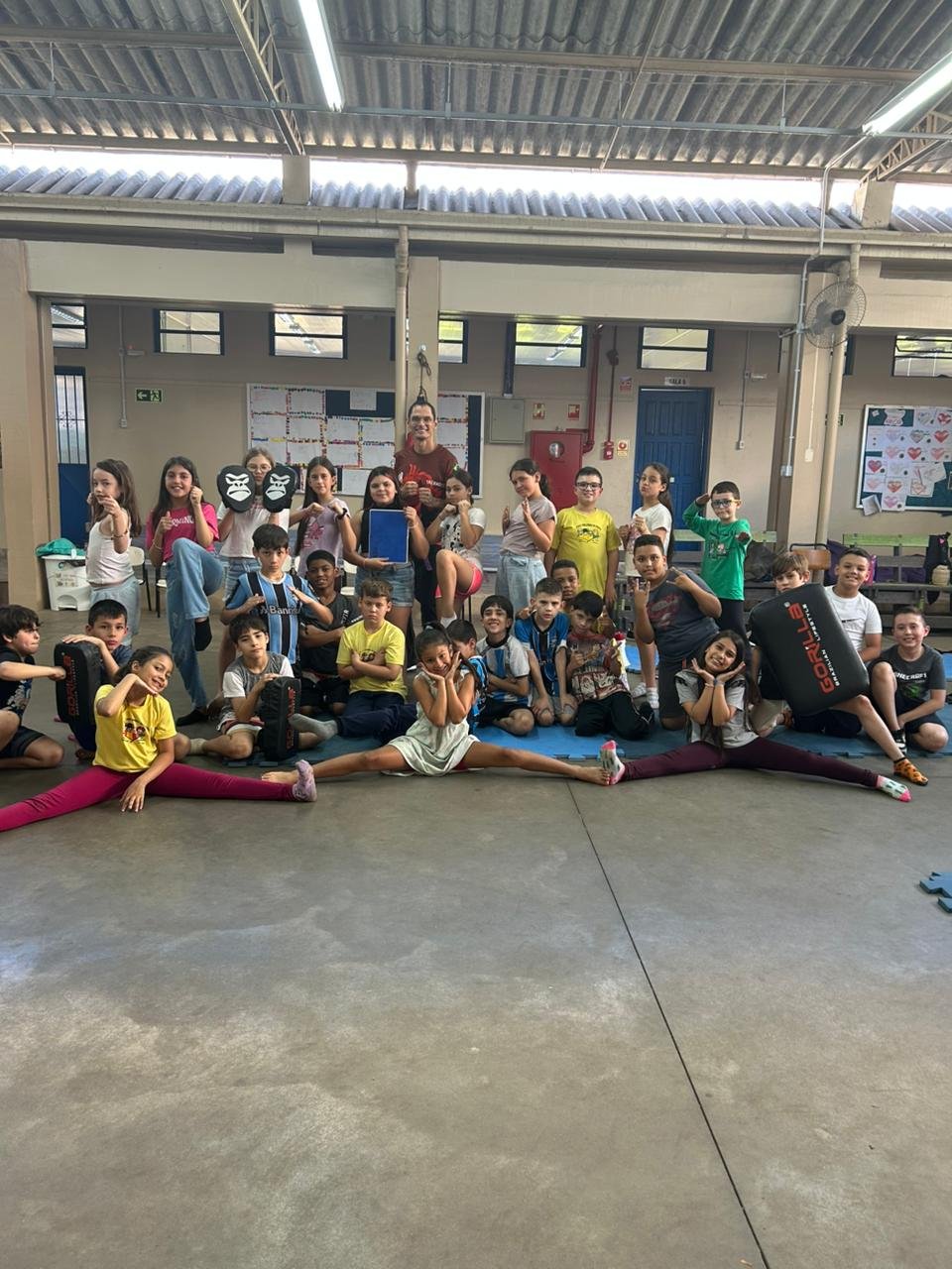 Profe Adriano com parte da turma do Tae Kwon Do | abc+