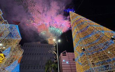 Árvore do Natal de Novo Hamburgo é acesa e ilumina Centro da cidade; veja vídeo