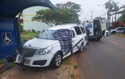 Vítima de mal súbito: Motorista em carro funerário morre e colide contra parada de ônibus em Nova Santa Rita