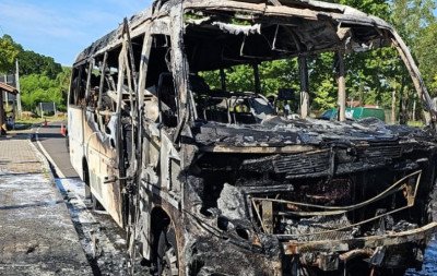 Ônibus com 19 passageiros pega fogo na BR-116 e é destruído pelas chamas