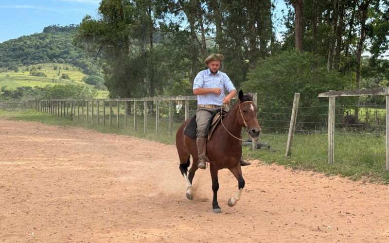 Alexandre Oliveira e Pedro Bastos Medeiros Oliveira na doma do cavalo crioulo em propriedade no interior de Novo Hamburgo