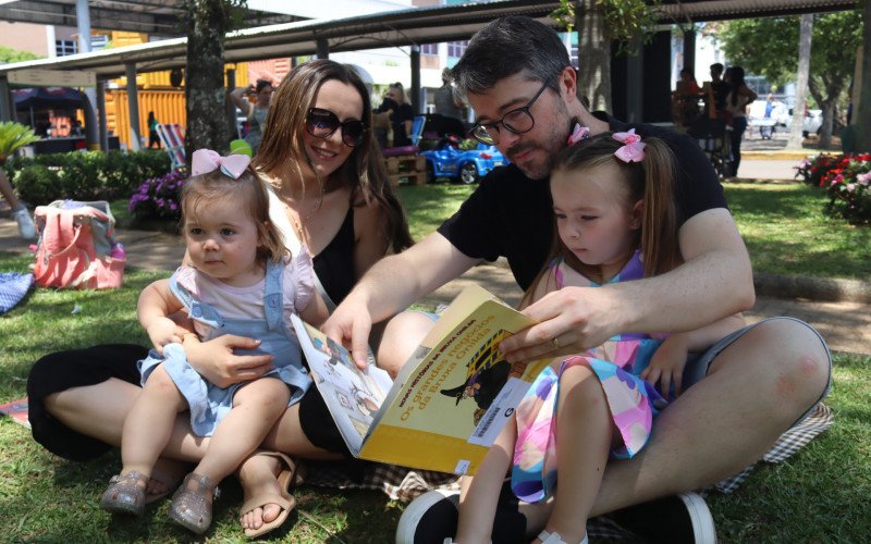 Feevale Portas Abertas conta com diversas atividades e tem entrada gratuita neste s&aacute;bado (6). Vin&iacute;cius aproveitou com a esposa, Bianca, e as filhas Camila, de 4 anos, e L&iacute;via, de 2