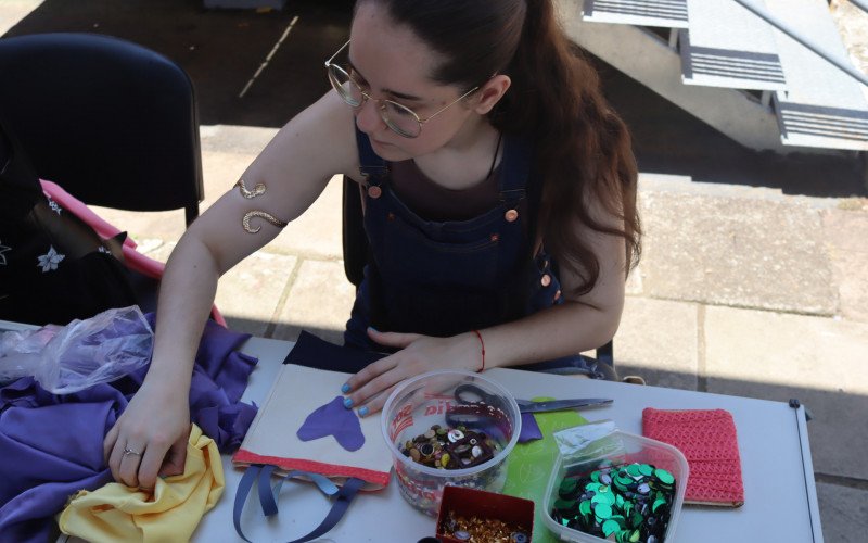 Feevale Portas Abertas conta com diversas atividades e tem entrada gratuita neste s&aacute;bado (6). Maria gostou da oficina de customiza&ccedil;&atilde;o de ecobags
