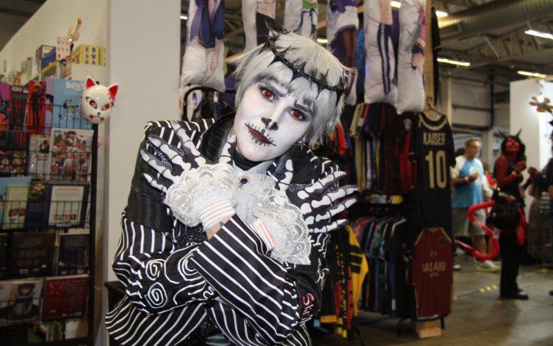 Gabriele Frazzon (34), de Porto Alegre, que montou sozinha o seu cosplay de Jack Skellington em versão anime