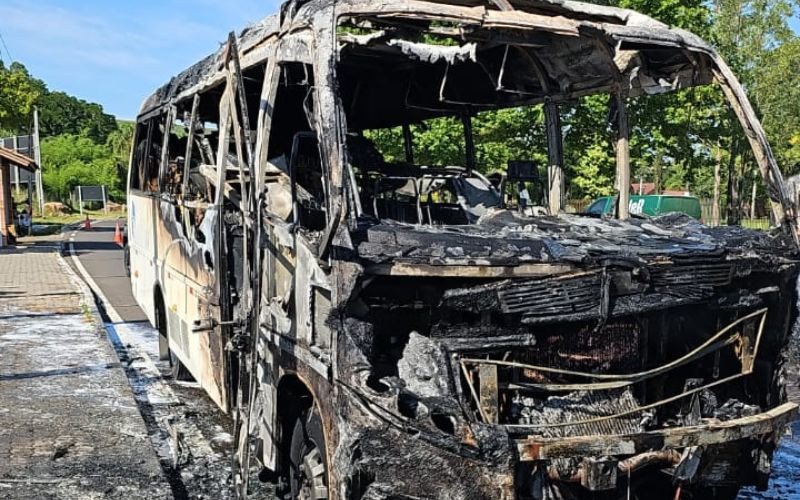 Ônibus foi destruído por incêndio na BR-116, em Dois Irmãos | abc+