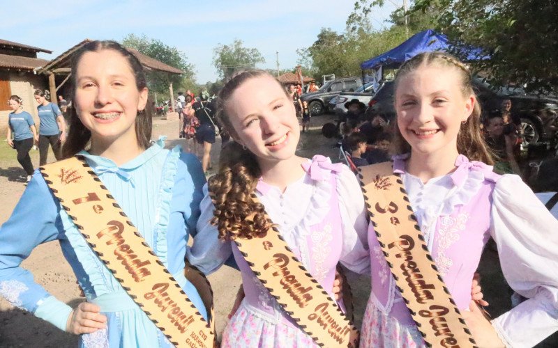 40&ordm; Rodeio Interestadual de Lomba Grande ocorre at&eacute; este domingo (7) na Sociedade Ga&uacute;cha de Lomba Grande. Tainara, Natali&ecirc; e Camila v&ecirc;m de Ivoti para participar das atividades