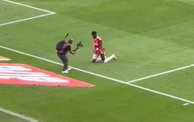 VÍDEO: Jogador do Inter atravessa gramado do Beira-Rio de joelhos após time evitar rebaixamento