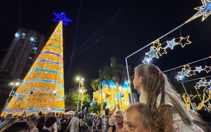 Público lota Praça do Imigrante para acendimento da árvore de Natal | abc+