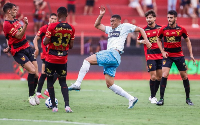 Nem metade da equipe do Sport foi capaz da parar Carlos Vinícius