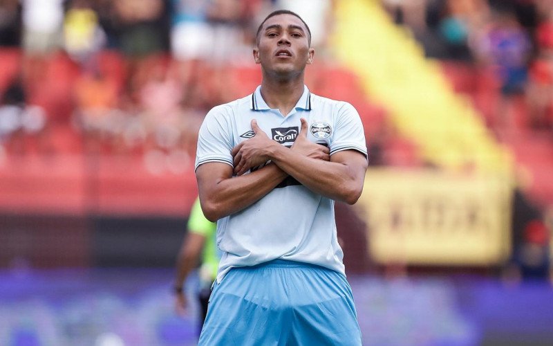 Carlos Vinícius fez dois