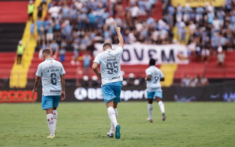 Carlos Vinícius foi o grande nome da vitória gremista
