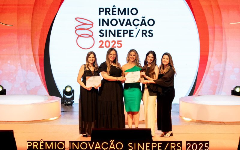 Representantes da IENH recebendo o prêmio | abc+