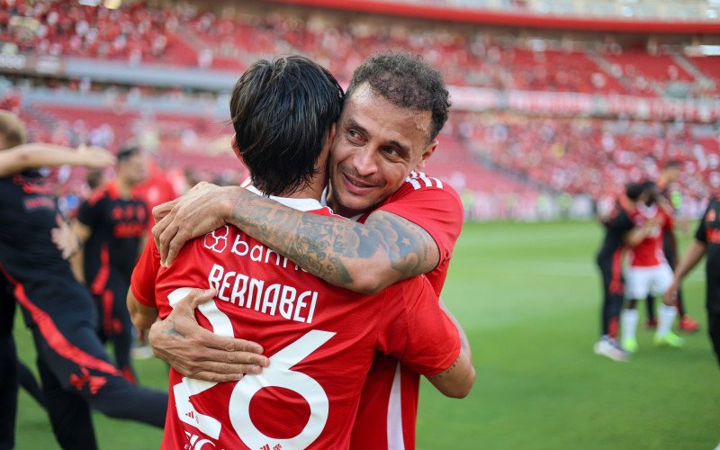 Jogadores colorados choraram ao garantir a permanência