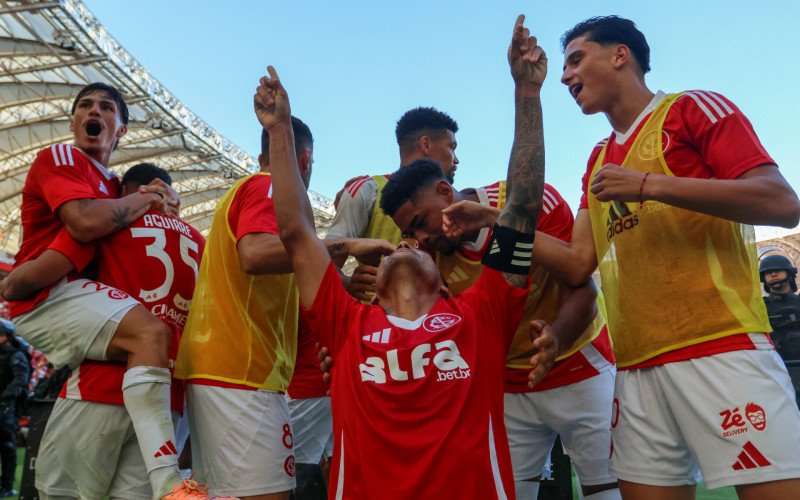 Jogadores colorados choraram ao garantir a permanência