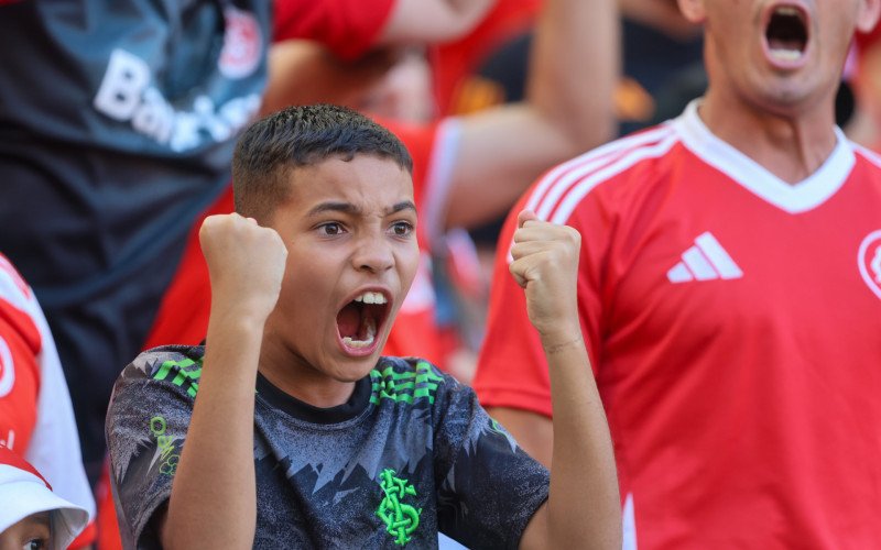 Torcida colorada viveu tarde de angústia, mas fez a festa no Beira-Rio