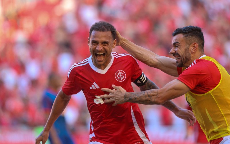 Alan Patrick, de pênalti, tirou o Inter do Z4