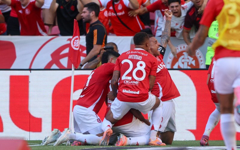 Jogadores comemoram gol de Mercado, que abriu o placar