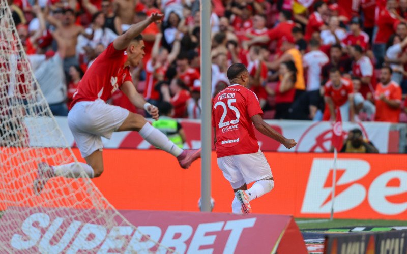 Jogadores comemoram gol de Mercado, que abriu o placar