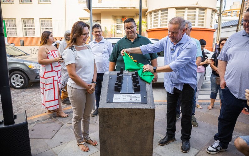 Prefeito Heliomar Franco e vice-prefeita Regina Caetano fizeram a entrega da obra 