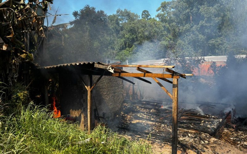 Bombeiros levaram em torno de 45 minutos para controlar as chamas e fazer o rescaldo do local | abc+