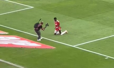 Zagueiro Vitão, de 25 anos, atravessou o gramado do Beira-Rio de joelhos após o Inter conseguir evitar o rebaixamento no Brasileirão | abc+