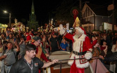 Mais de 20 mil pessoas já assistiram à Descida do Papai Noel da Catedral em Canela; confira próximos dias de show