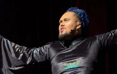 Ator de 25 anos morre durante a estreia do musical  Aladdin em teatro no Brasil