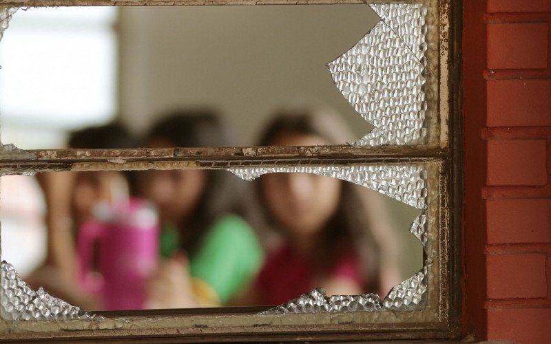 Vidros despedaçados passaram a ser realidade entre professores e estudantes da Escola Cônego José Leão Hartmann | abc+