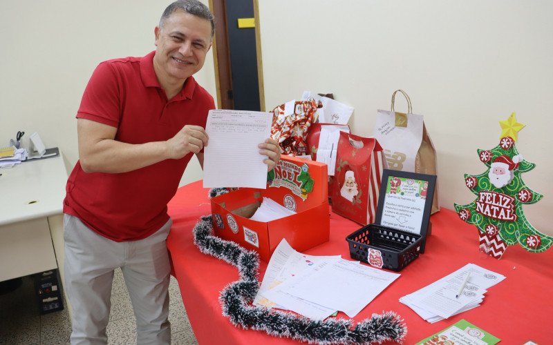 Léo Soares adotou diversas cartinhas com grupo de amigos | abc+