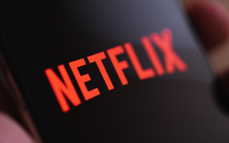 Netflix tem adotado mudanças em toda trama para agradar quem mexe no celular | abc+
