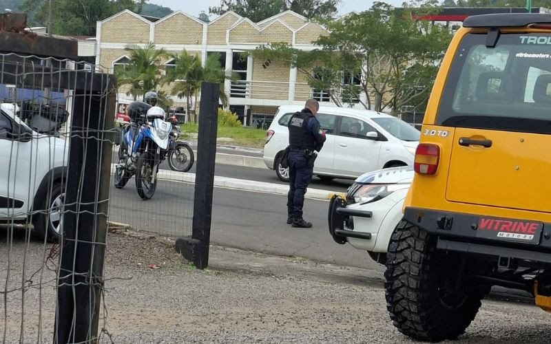 Criança de 2 anos estava dentro de carro de traficantes que fugiram por mais de seis quilômetros entre Novo Hamburgo e Estância Velha
