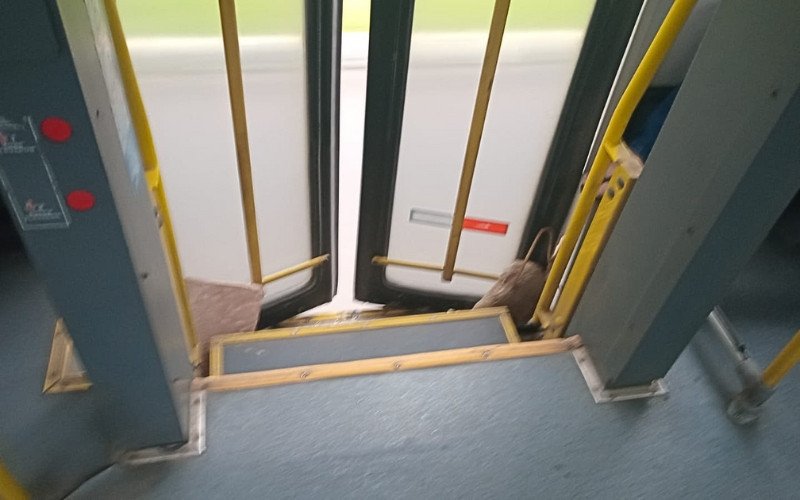 Ônibus circulou com as portas travadas por pedras | abc+