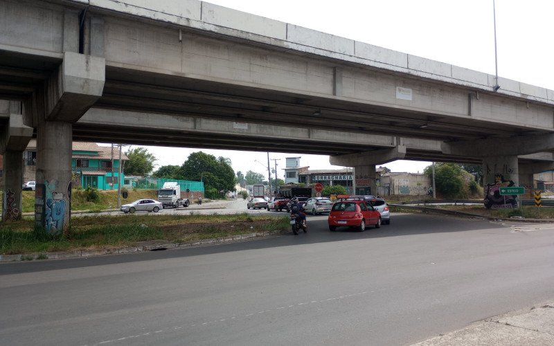 O processo licitatório para a instalação de semáforos na Avenida Coronel Theodomiro Porto da Fonseca sob o viaduto da ERS-118, em Sapucaia do Sul iniciou no dia 17 de outubro. O projeto prevê a colocação de oito equipamentos, sendo quatro de cada lado.