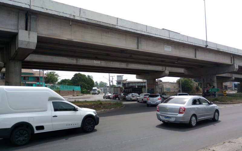 Os moradores de Sapucaia do Sul reclamam da demora da instalação dos semáforos na intersecção da ERS-118 com a Avenida Coronel Theodomiro Porto da Fonseca.
