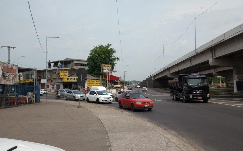 Cruzamento sob a rodovia é movimentado e perigoso