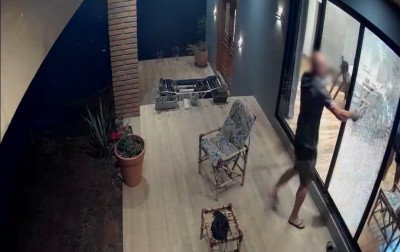 VÍDEO: Câmera de segurança flagra vizinho invadindo casa para tentar matar professor universitário em Novo Hamburgo