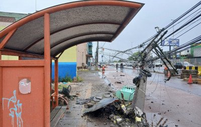 BR-116: Carro bate em poste e causa congestionamento e falta de luz em Canoas