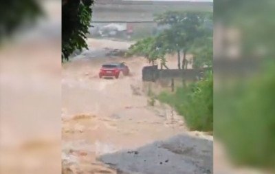 Bebê e casal morrem após carro ser arrastado pela correnteza durante fortes chuvas