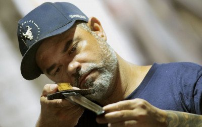Quem é o cuteleiro que presenteou Luciano Hang com uma faca durante inauguração de nova loja da Havan?