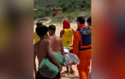 VÍDEO: Mulher é atacada por capivara e precisa ser resgatada em SC