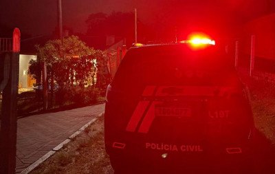 Desentendimento entre vizinhos por construção de cerca gera invasão a casa e briga com facão e machado; criança de 10 anos presenciou a cena