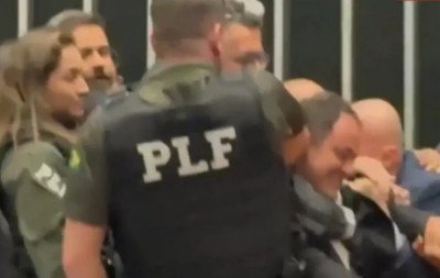 VÍDEO: Deputado Glauber Braga se senta na mesa diretora da Câmara e é retirado à força