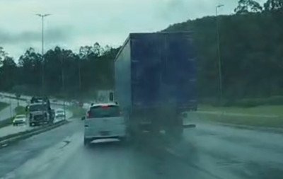 VÍDEO: Caminhoneiro é flagrado em manobras perigosas e atinge dois carros na RS-239