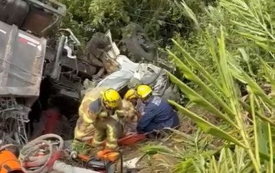 RS-115: Homem fica preso nas ferragens após caminhão cair em ribanceira