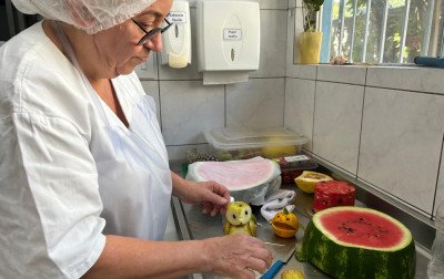 Emei Zozina incentiva a alimentação saudável e faz a festa da criançada