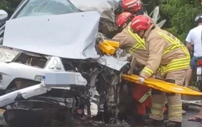 RS-115: Acidente com camionete e caminhão deixa mulher presa às ferragens