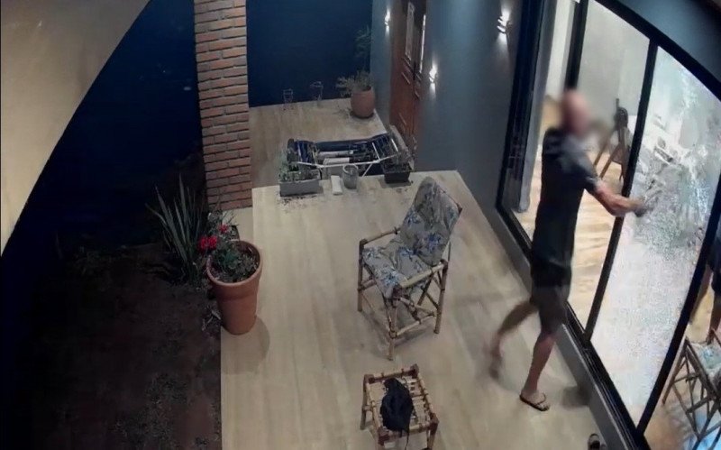 Câmera de segurança mostra momento em que homem de 54 anos chega na casa de professor e promove ataque que resultou em tentativa de homicídio | abc+