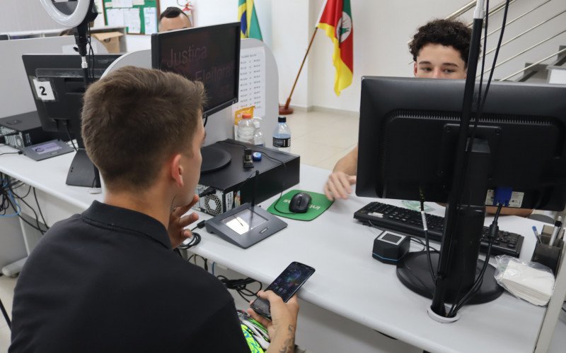 Biometria no título de eleitor deve ser cadastrada até o dia 6 de maio de 2026. Fernando decidiu atualizar o cadastro a partir de mensagem enviada pelo TRE | abc+