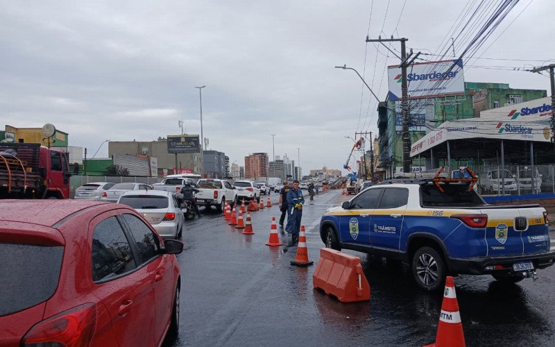 BR-116: Carro bate em poste e causa congestionamento e falta de luz em Canoas