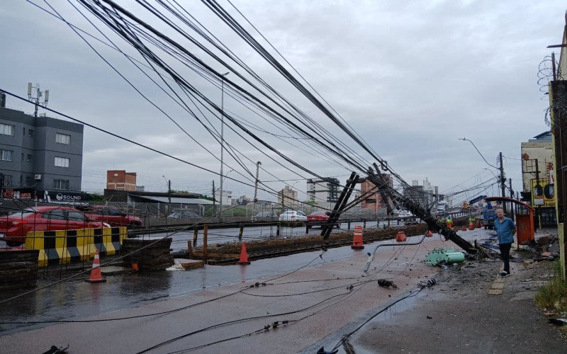 BR-116: Carro bate em poste e causa congestionamento e falta de luz em Canoas